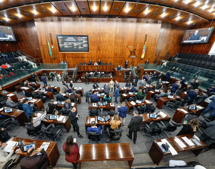 Assembleia amplia número de CCs externos por gabinete