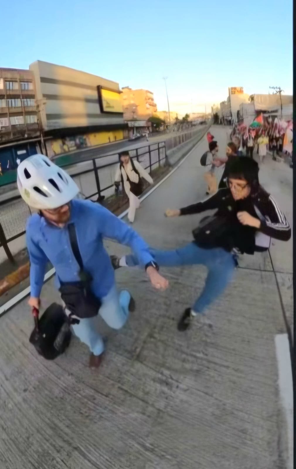 Jessé quase toma uma coça em protesto da esquerda em defesa a Maduro 