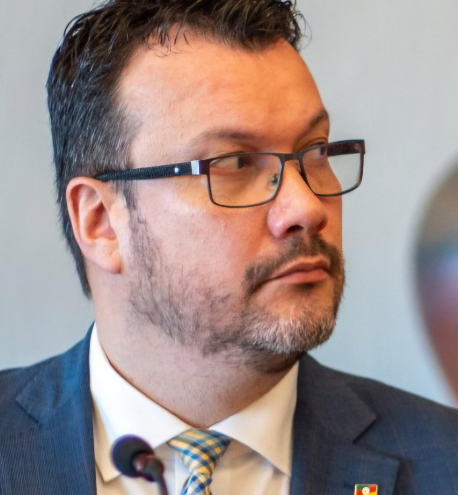 Artur Lemos corre para defender o chefe