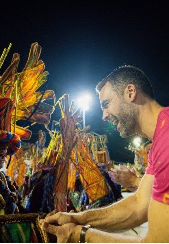 Carnaval eleitoral: pré-candidatos ao governo, inclusive Leite, marcam presença na folia de Porto Alegre