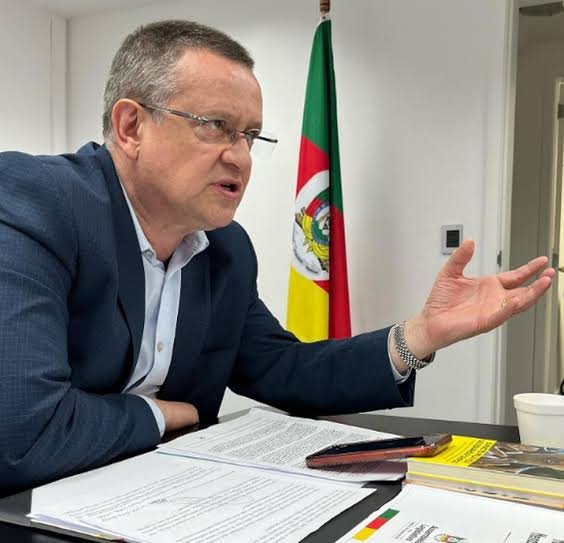 Beto Albuquerque atropela o partido e escancara guerra interna no PSB