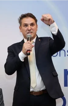 Zucco ganha corpo enquanto adversários perdem força