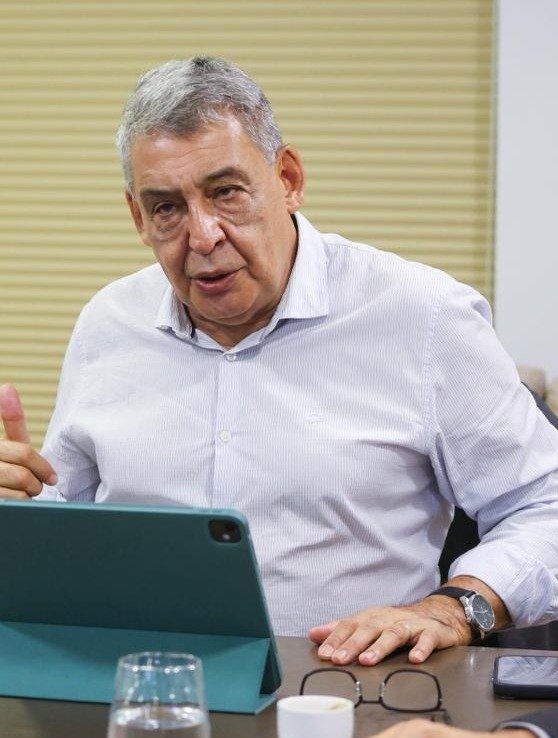 Melo faz alerta sobre risco de colapso nos serviços públicos com redução da jornada