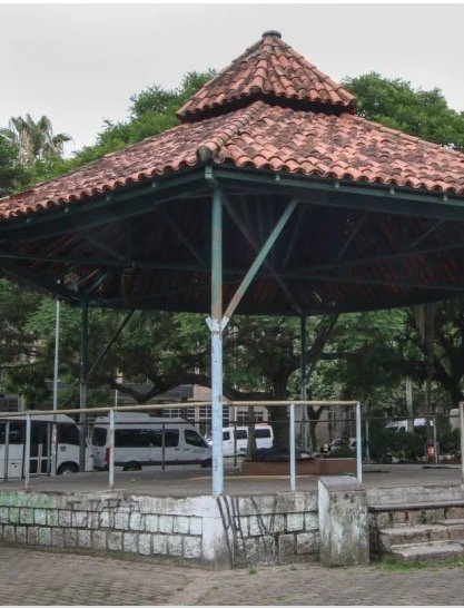 Coreto derrubado, tráfico permanece: a curiosa solução para a Praça Piratini 